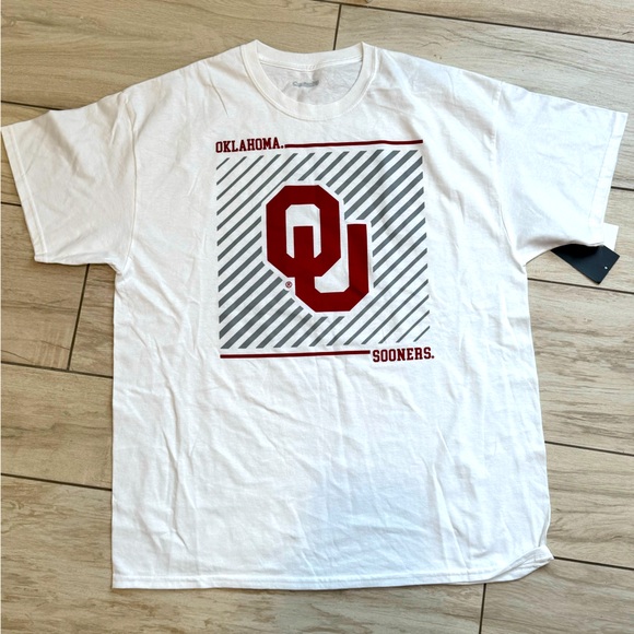 New! CAPTIVATING Oklahoma Sooners Short Sleeve Crewneck Tee - Picture 2 of 5
